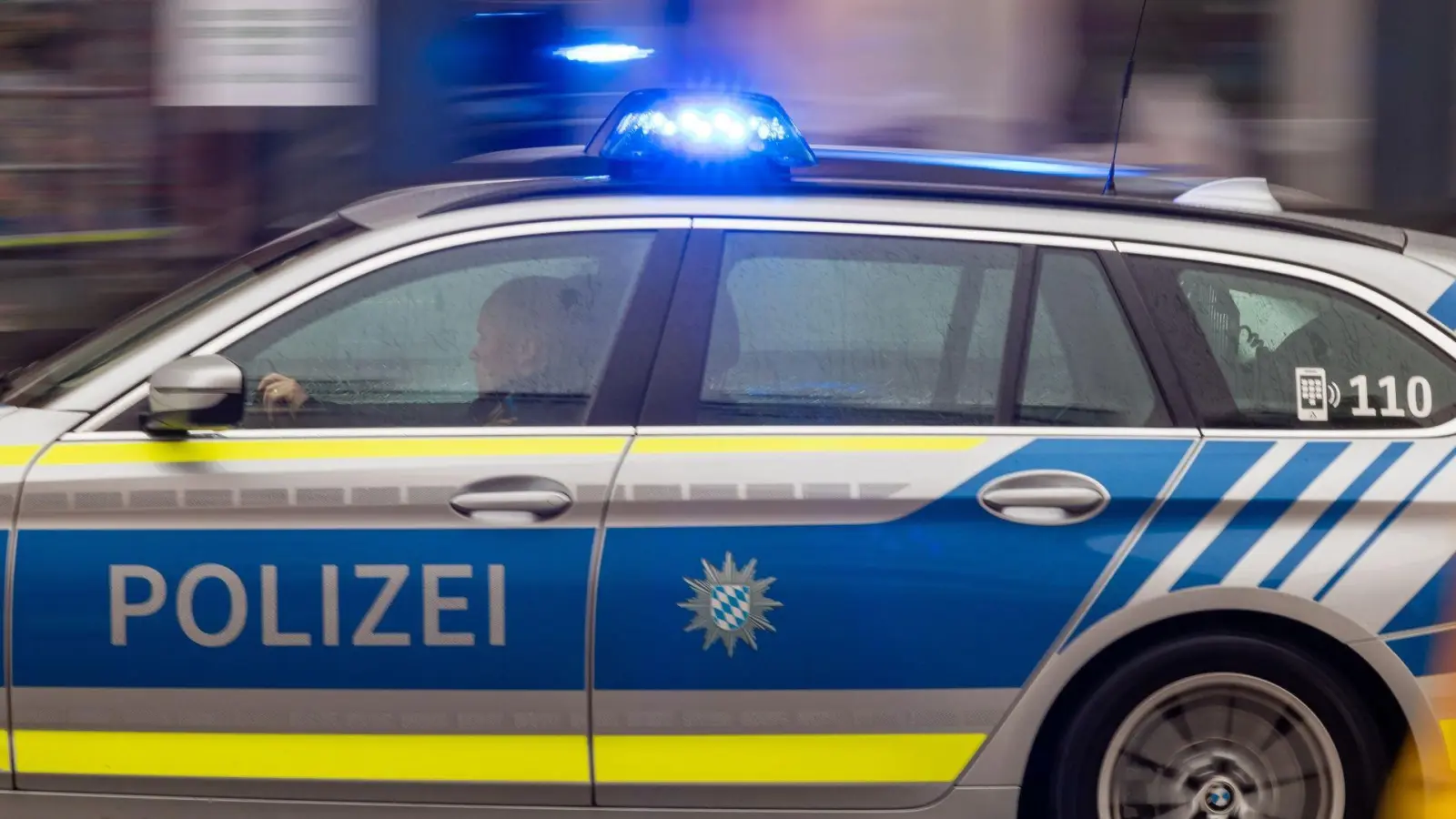 Mit einer schnellen Fahndung stellte die Polizei den mutmaßlichen Täter.  (Symbolbild: Peter Kneffel/dpa)
