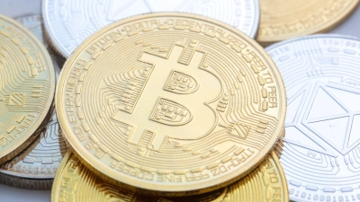 Die Kurse von Kryptowerten wie Bitcoin und Ether schwanken stark, Kritiker warnen regelmäßig vor Spekulationsblasen. Doch das Interesse ist groß. (Symbolbild) (Foto: Fernando Gutierrez-Juarez/dpa)