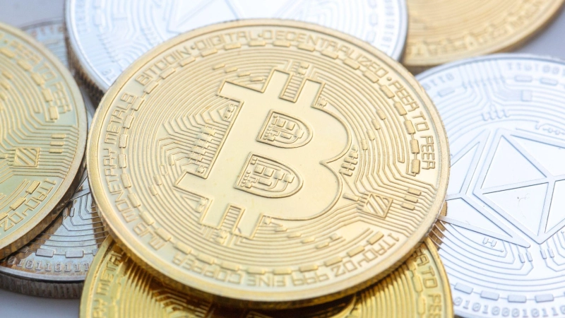 Die Kurse von Kryptowerten wie Bitcoin und Ether schwanken stark, Kritiker warnen regelmäßig vor Spekulationsblasen. Doch das Interesse ist groß. (Symbolbild) (Foto: Fernando Gutierrez-Juarez/dpa)