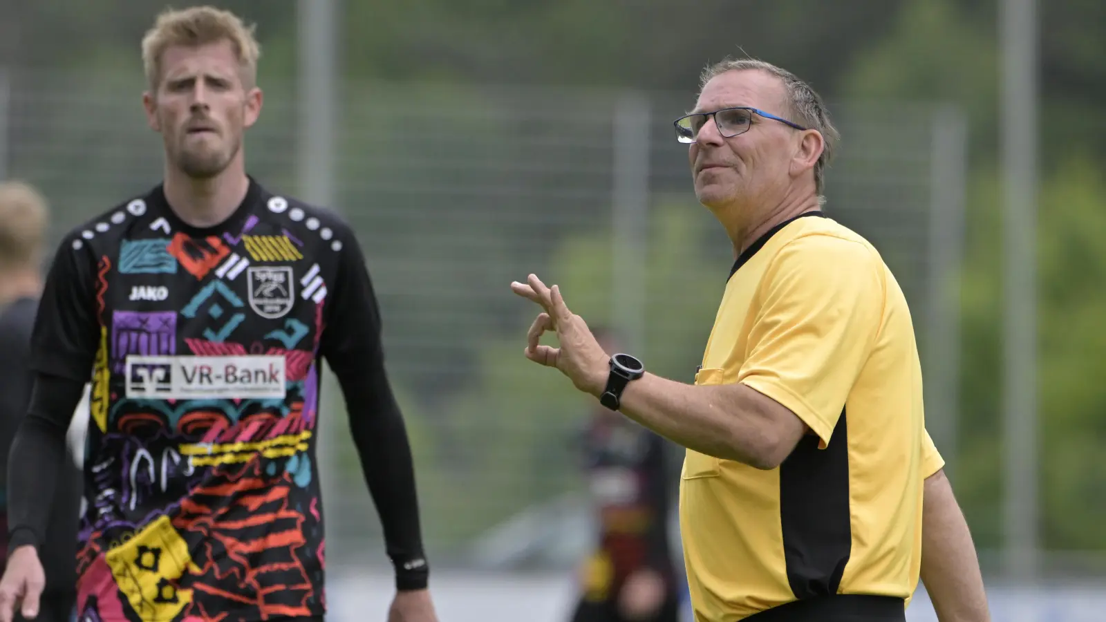 Der Preis für das bunteste Trikot des Spieltages geht an die SG Burk/Beyerberg (links), die in der Kreisklasse 1 den FC Heide Königshofen empfing. Schiedsrichter Roland Gebelein (TSV Schnelldorf) gefällt es offenbar.  (Foto: Martin Rügner)