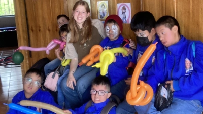 Greta Gehringer, umgeben von ihren Schützlingen des „Tierra-Nueva”-Programms für Kindern mit geistigen Beeinträchtigungen. (Foto: Evelyn Guevera)