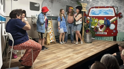 Eine Szene aus „Maskenball am Campingplatz“: Insgesamt etwa 1000 Menschen sahen die Aufführungen der Theaterfreunde Thann.  (Foto: Johannes Flierl)