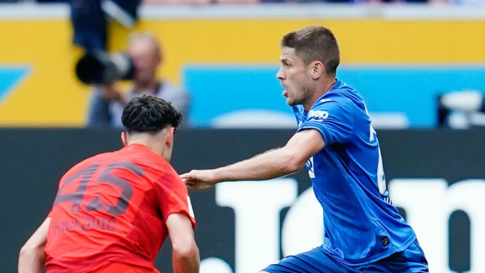 Andrej Kramaric (r.) geht an Bayerns Aleksandar Pavlovic vorbei. (Foto: Uwe Anspach/dpa)