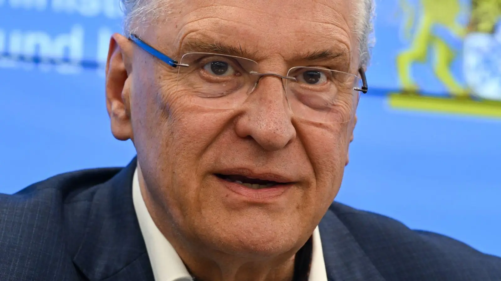Bayerns Innenminister Joachim Herrmann (CSU) hält nichts von Erkundungsreisen für Flüchtlinge nach Syrien. (Archivfoto) (Foto: Arne Dedert/dpa)