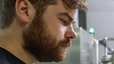 Kilian Scheuring tastet sich an alkoholfreien Wein heran. (Archivbild) (Foto: Daniel Löb/dpa)