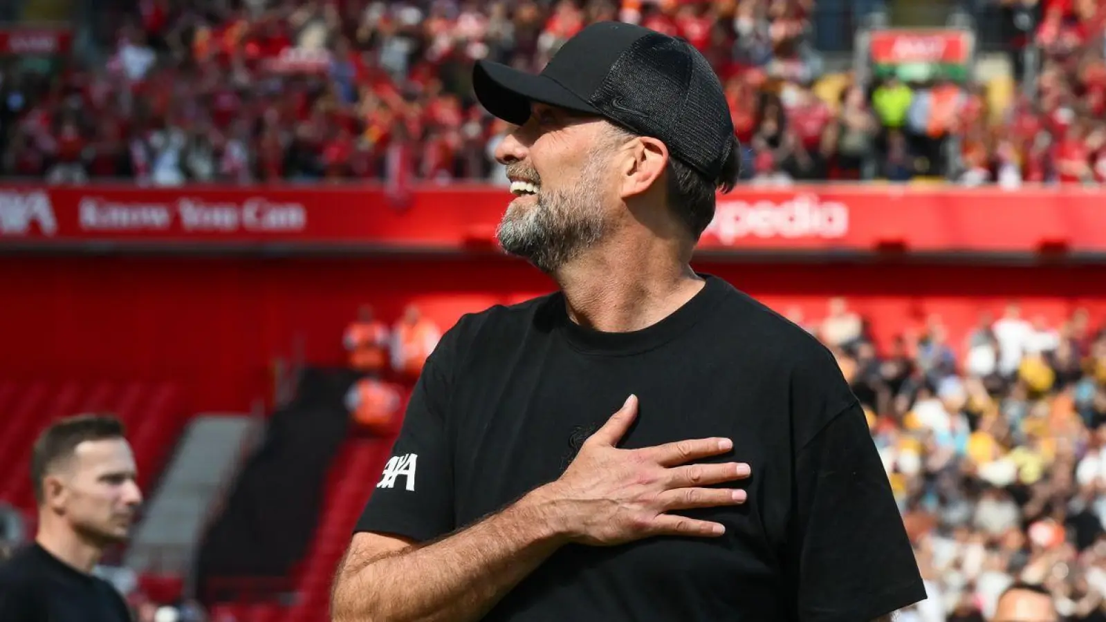 Jürgen Klopp begrüßt die Fans vor seinem letzten Spiel an der Anfield Road. (Foto: Craig Thomas/News Images via ZUMA Press Wire/dpa)