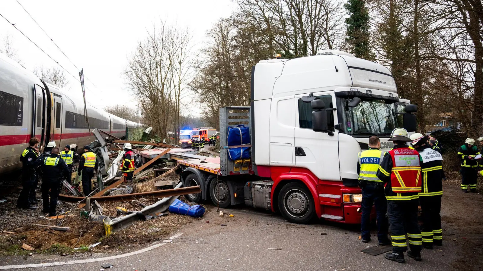 Ein Toter und elf Verletzte - das ist Bilanz des schweren Zugunglücks an der Stadtgrenze von Hamburg.  (Foto: Daniel Bockwoldt/dpa)