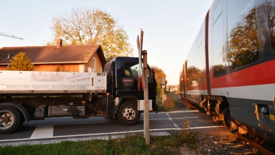 Der Triebzug erfasste den Lkw am Bahnübergang in Dottenheim im Frontbereich. (Foto: Anita Dlugoß)