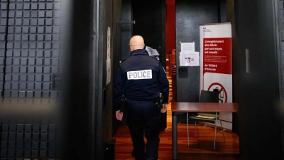 Der sogenannte Maskenmann hatte vor Gericht in Frankreich bestritten, den kleinen Jonathan getötet zu haben. (Archivbild) (Foto: Loic Venance/AFP/dpa)
