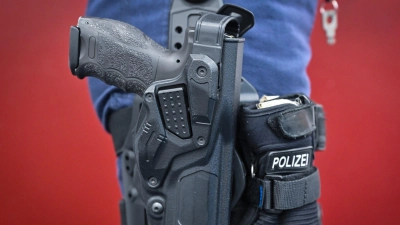 Polizisten erschossen das Rind im Wasser. (Symbolbild) (Foto: Patrick Pleul/dpa)