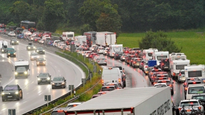 Langer Stau nach Unfall mit Sattelschlepper. (Foto: Uwe Lein/dpa)
