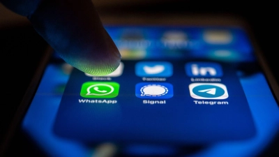 Mal schnell das Arbeitsverhältnis per Whatsapp kündigen? Keine gute Idee.  (Foto: Zacharie Scheurer/dpa-tmn)