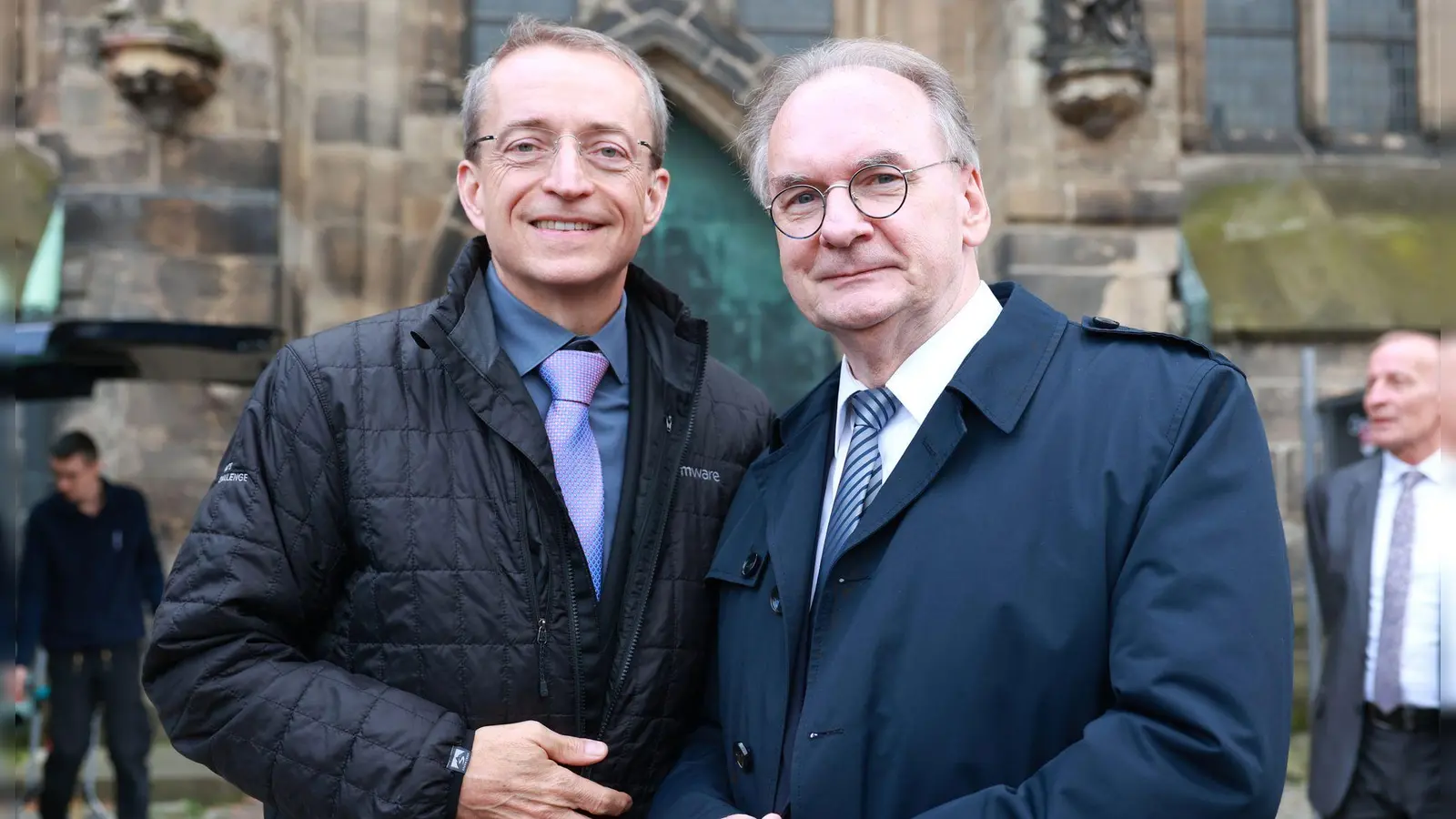 Da war der Fahrplan von Intel noch klarer: Pat Gelsinger und Reiner Haseloff bei einem Treffen in Magdeburg im Dezember 2022. (Foto: Peter Gercke/dpa)