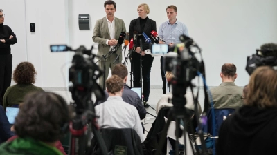 Vertreter von SPD, Linken und Grünen in Berlin beraten über die Chancen einer Regierungsbildung.  (Foto: Sven Kaeuler/dpa)