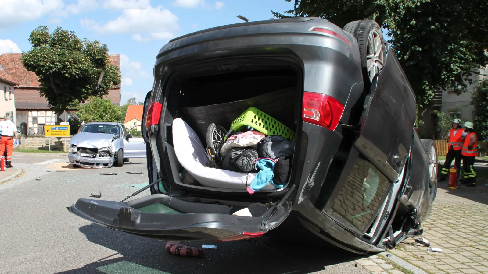 Bei dem Unfall in Adelhofen überschlug sich eines der beteiligten Autos und kam auf dem Dach zum Liegen. Die Insassen hatten aber Glück im Unglück. (Foto: Hans-Bernd Glanz)