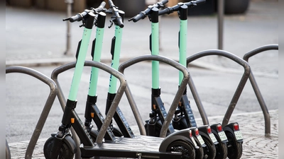 Die Fahrzeuge von Anbietern wie Bolt und Lime lassen sich per Smartphone-App anmieten. (Symbolbild) (Foto: Andreas Arnold/dpa)