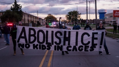 Einsätze gegen Migranten unter Trump haben bereits in mehreren US-Städten für Proteste gesorgt - etwa in und um Chicago. (Archivbild) (Foto: Adam Gray/AP/dpa)