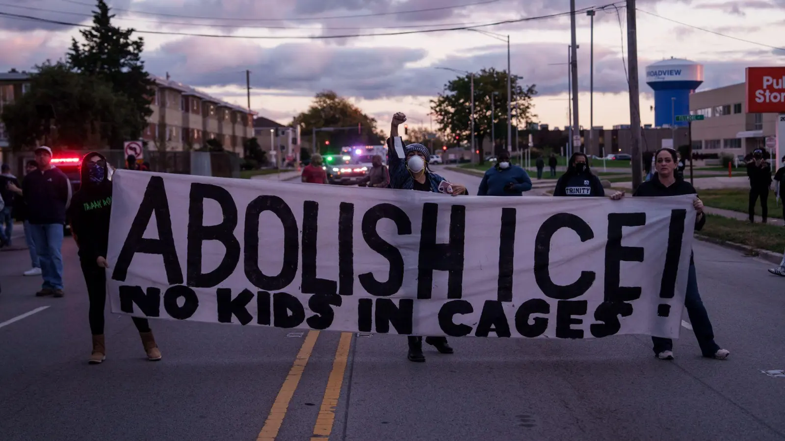 Einsätze gegen Migranten unter Trump haben bereits in mehreren US-Städten für Proteste gesorgt - etwa in und um Chicago. (Archivbild) (Foto: Adam Gray/AP/dpa)