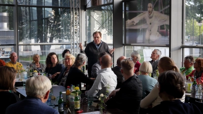 Erläutert die Situation des Theaters beim ersten Theaterstammtisch: Intendant Axel Krauße. (Foto: Thomas Wirth)