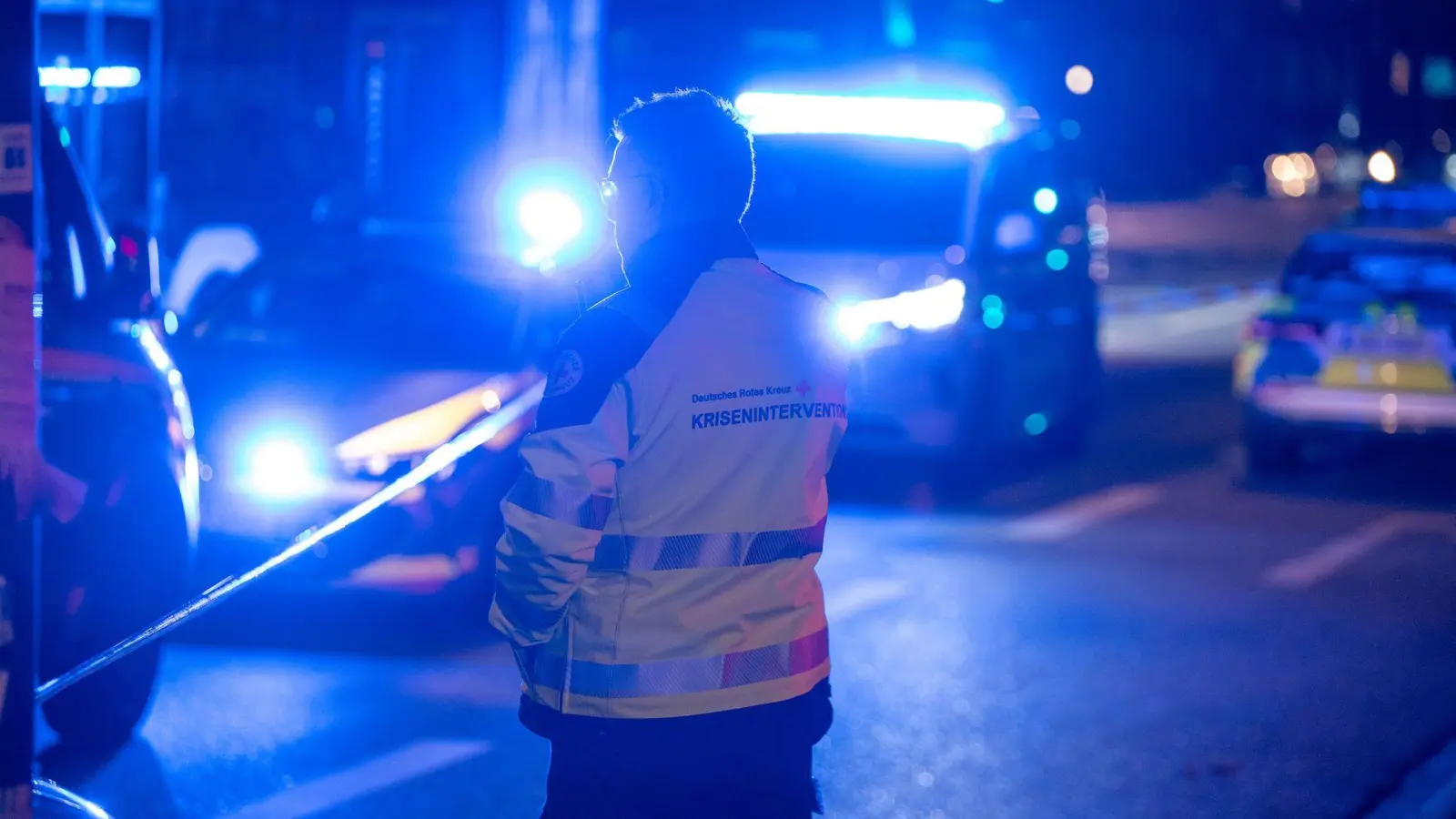 Der Einsatz der Polizei lief am Abend noch.  (Foto: Rene Schröder/News5/dpa)