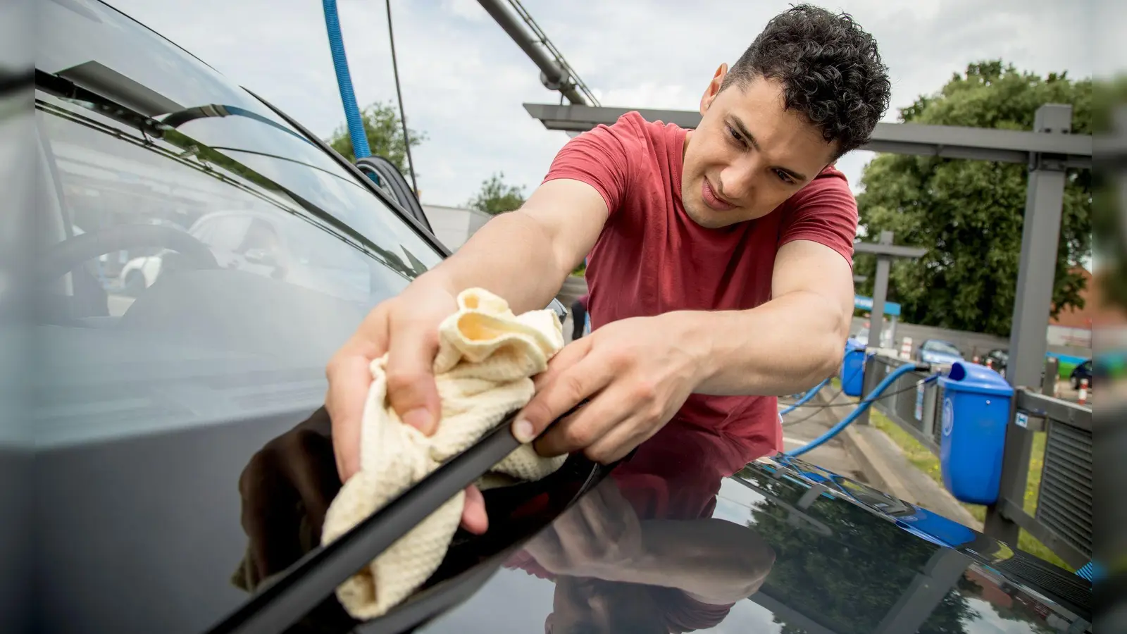 Wischer sauber, Sicht klar: Beim Frühjahrsputz am Auto die Wischerblätter vorsichtig mit einem weichen Tuch und Wischwasser reinigen – scharfe Reiniger können die Gummis angreifen. (Foto: Christin Klose/dpa-tmn)