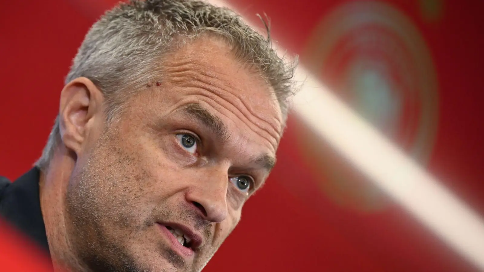 Der neue Bundestrainer der Fußballerinnen wird sein Debüt im legendären Wembley-Stadion feiern. (Foto: Arne Dedert/dpa)