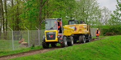 Die Arbeiten zum Bau der PFC-Abstromsicherung haben begonnen. Die Brunnen sind bereits gebohrt, jetzt werden die Rohre verlegt, durch die das kontaminierte Grundwasser zur Reinigungsanlage gepumpt wird. (Foto: Anna Beigel)