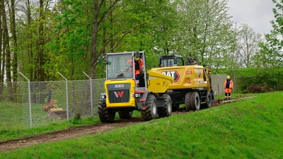 Die Arbeiten zum Bau der PFC-Abstromsicherung haben begonnen. Die Brunnen sind bereits gebohrt, jetzt werden die Rohre verlegt, durch die das kontaminierte Grundwasser zur Reinigungsanlage gepumpt wird. (Foto: Anna Beigel)