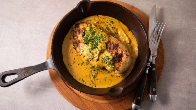 Die fruchtig-säuerliche Note von Sanddornnektar verleiht dem Geflügelgericht nicht nur den Namen, sondern dem Sanddornhähnchen auch eine wunderbare Frische.  (Foto: Christin Klose/dpa-tmn)