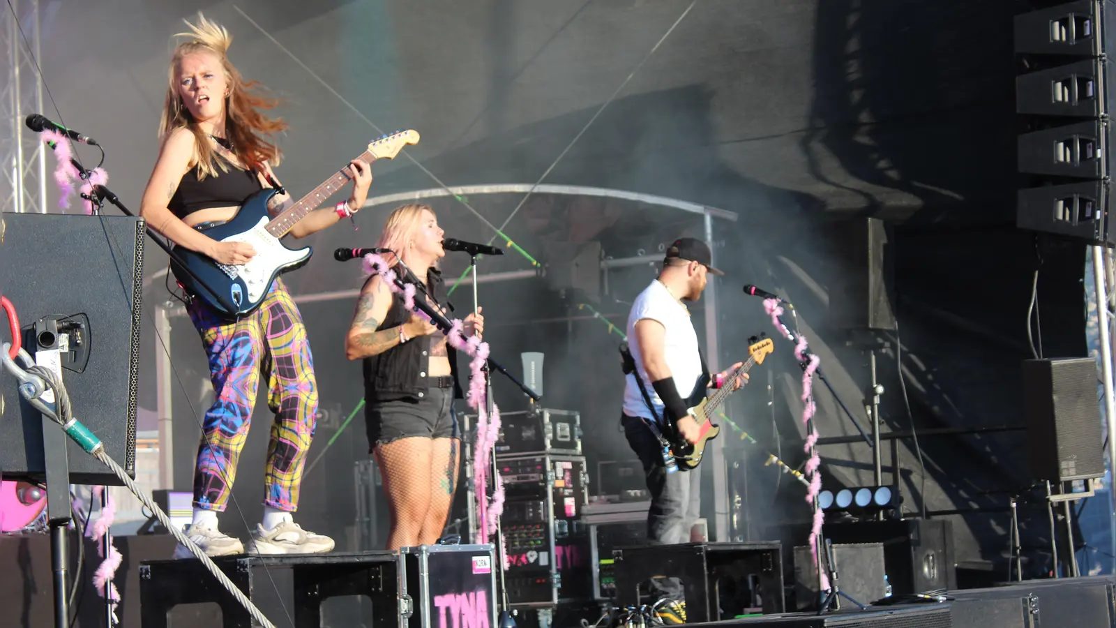 Die Band Tyna machte mit einer Mischung aus Punkrock und Neuer Deutscher Welle den Auftakt im Steinbruch. (Foto: Jarah Greipel)