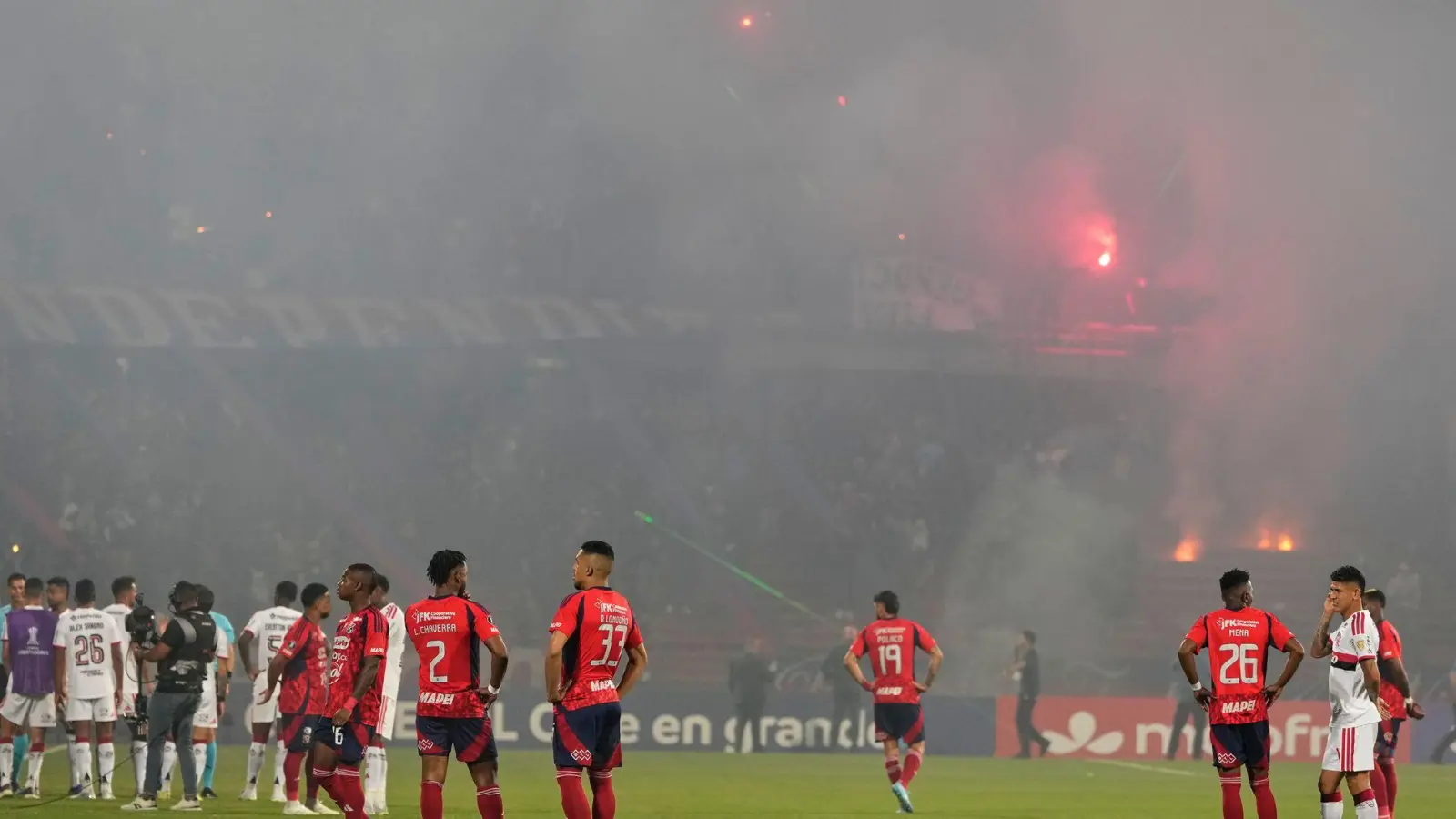 Fans von Medellin sorgen für den Spielabbruch.  (Foto: Fernando Vergara/AP/dpa)