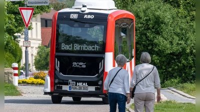 Die fahrerlosen Busse fuhren zuletzt auch zwischen dem Ort und dem außerhalb gelegenen Bahnhof. (Archivbild) (Foto: Armin Weigel/dpa)