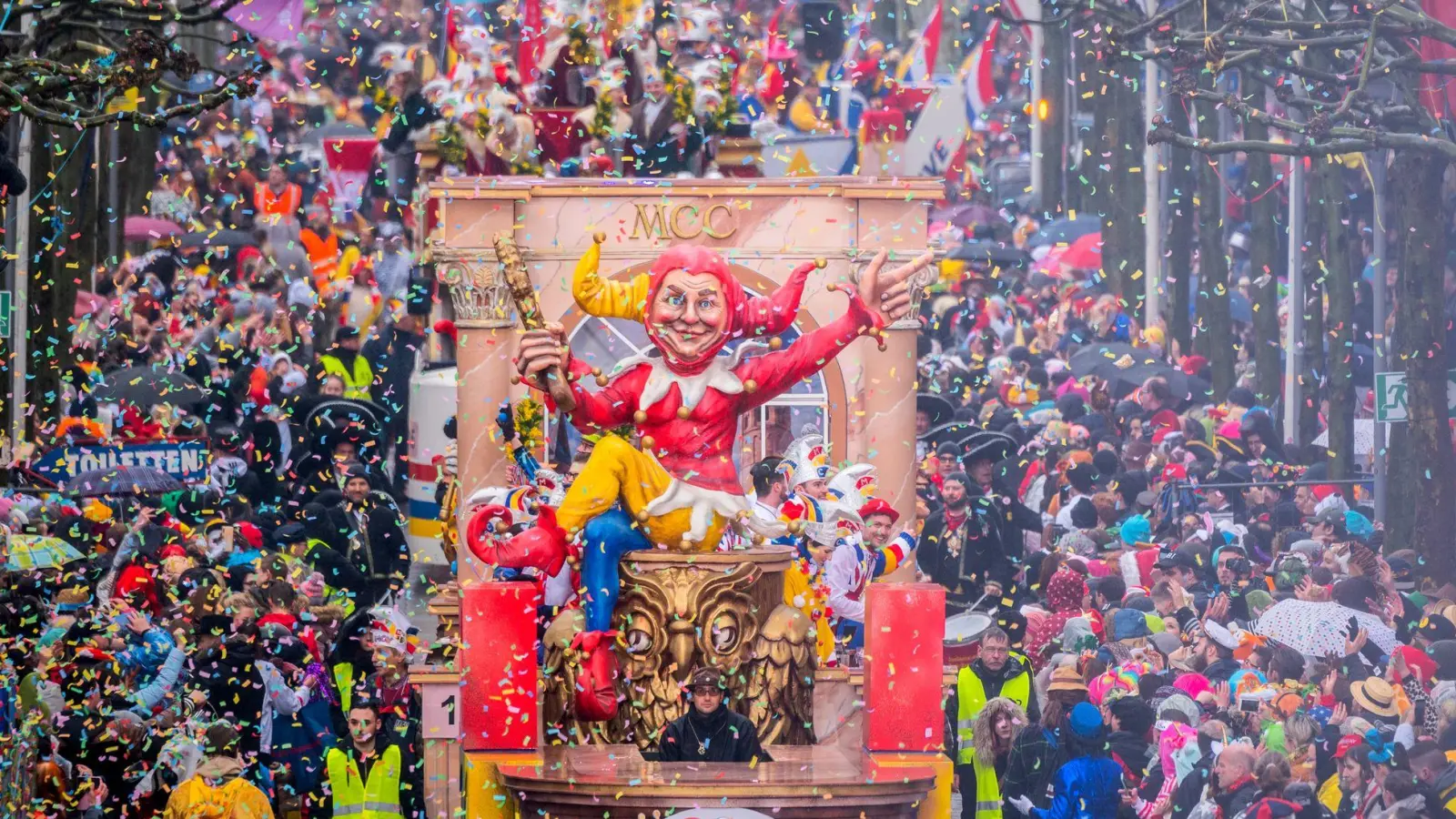 Närrisches Treiben an Rosenmontag: Beim Karnevalsumzug ist es wichtig, ausreichend Abstand zu den Festwagen zu halten und besonders auf Kinder zu achten. (Foto: Andreas Arnold/dpa/dpa-tmn)