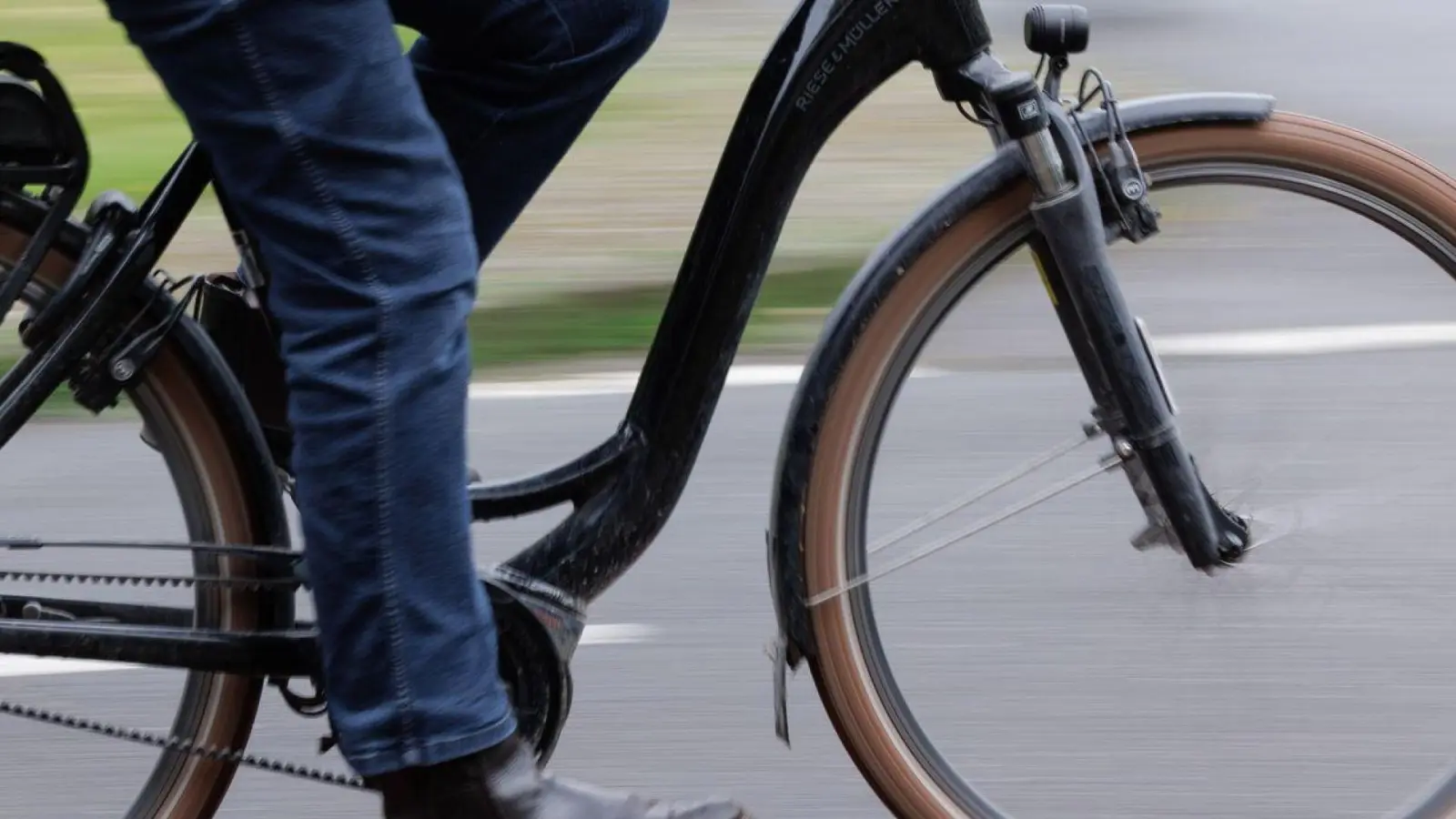 Eine Radfahrerin stürzte am Dienstag mit ihrem Elektrofahrrad und verletzte sich lebensgefährlich. (Symbolbild: Friso Gentsch/dpa)