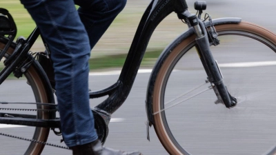 Beim Zusammenstoß in Bad Windsheim am Sonntag wurde der 5-Jährige samt Anhänger über die Straße geschleudert. (Symbolbild: Friso Gentsch/dpa)