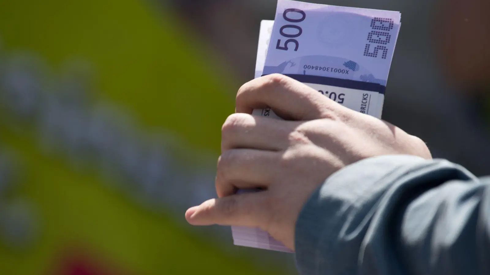 Realistische Optik: Spiel- und Filmgeld kann trotz Kennzeichnung im Alltag für echtes Geld gehalten werden. (Foto: Ralf Hirschberger/dpa-Zentralbild/dpa-tmn)