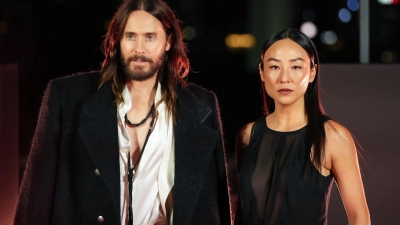 Jared Leto (links) ist im Film Ares, ein Programm, das als KI-Soldat in die reale Welt eintritt - hier ist er bei einem Fototermin mit Kollegin Greta Lee in Berlin zu sehen. (Archivbild) (Foto: Soeren Stache/dpa)