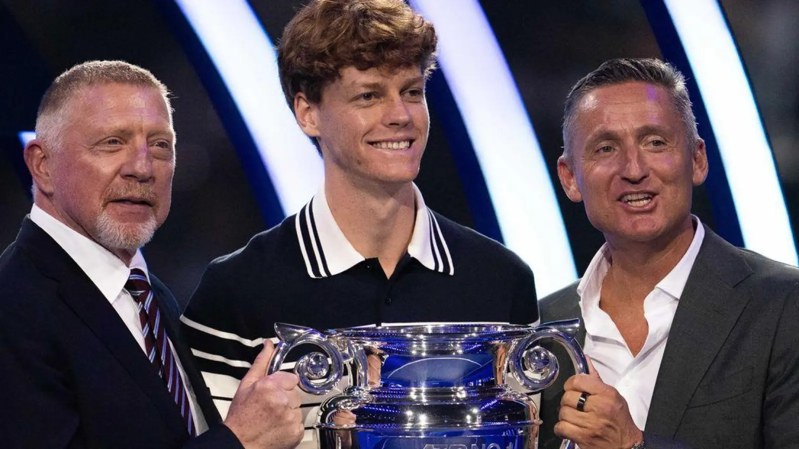 Boris Becker (l) darf Jannik Sinner (M) ehren. ATP-Chef Andrea Gaudenzi gratuliert ebenfalls. (Foto: Marco Alpozzi/LaPresse via ZUMA Press/dpa)