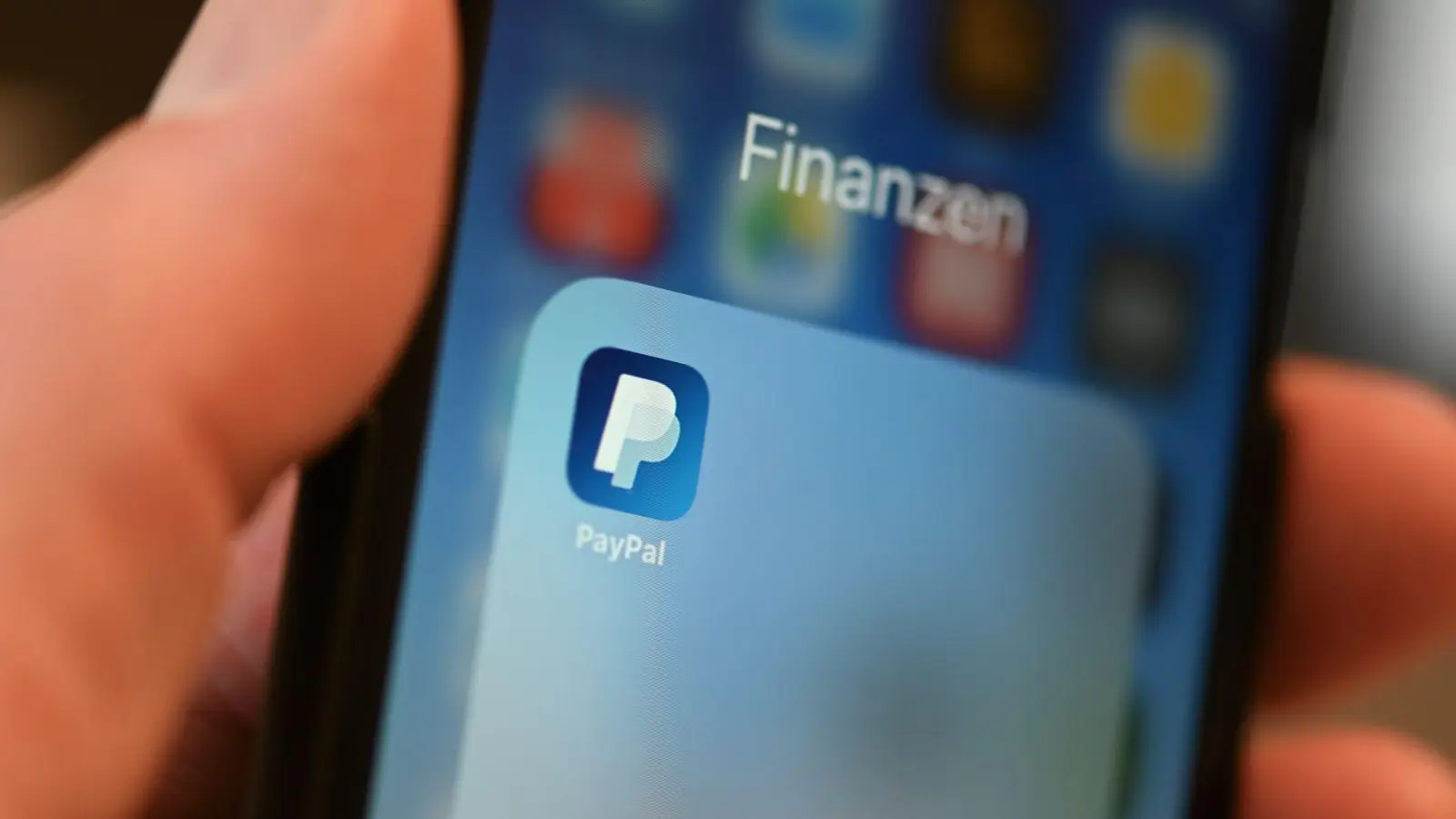 Vorsicht bei Zahlungsdienst-Nachrichten: Kriminelle versuchen, Login-Daten über gefälschte Seiten abzugreifen. (Foto: Felix Kästle/dpa)