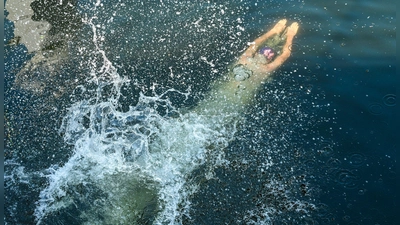 Nassforscher Protest: Ein Teilnehmer einer Schwimmdemo gegen das Badeverbot in der Spree in Berlin springt ins Wasser der Spree. (Foto: Jens Kalaene/dpa)