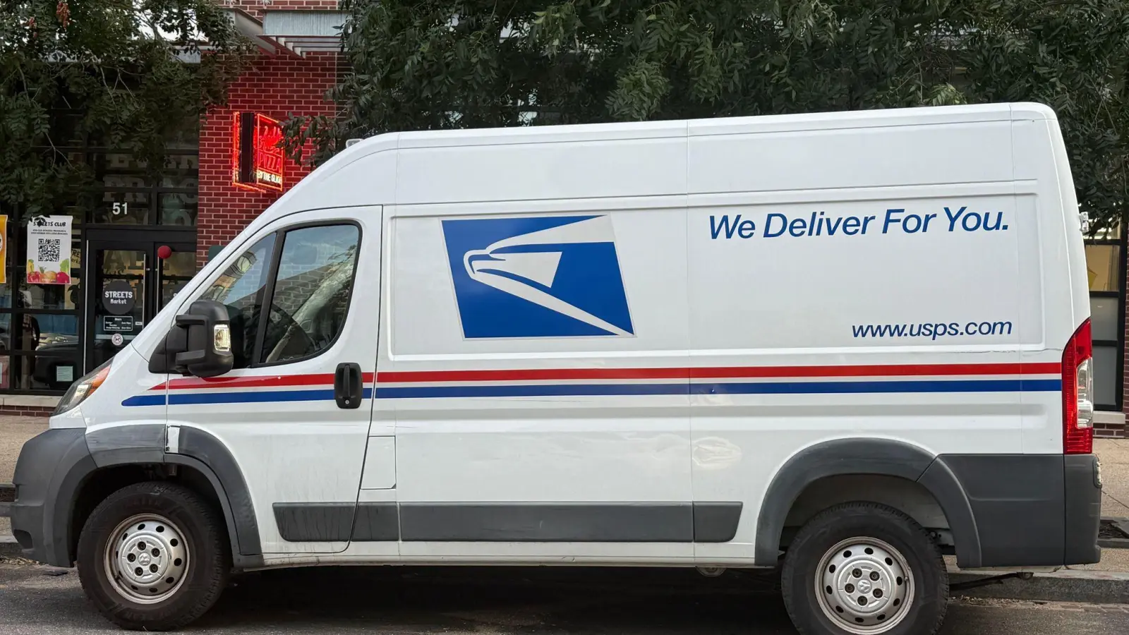 Der Postdienstleister spielt eine wichtige Rolle bei den Trump-Plänen für verschärfte Briefwahlregeln. (Archivbild) (Foto: Anna Ringle/dpa)