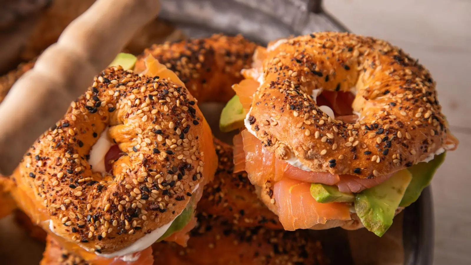Bagels mit der Extraportion Eiweiß: Sie sind mit Lachs, Avocado und Frischkäse gefüllt. (Foto: Christin Klose/dpa-tmn)