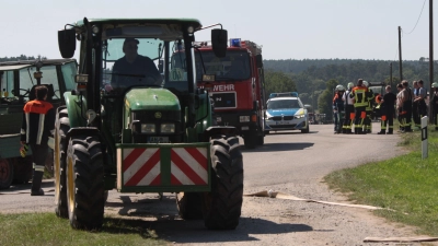 Landwirte und Feuerwehren halfen zusammen, um den Feldbrand zu löschen. (Foto: NEWS5 / Thomas Haag)