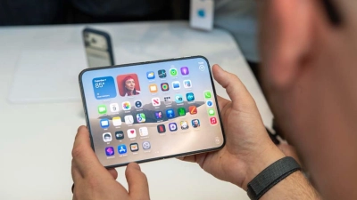 Laut Apple soll beim iPhone Duo die Falte in der Mitte des aufklappbaren Bildschirms deutlich weniger sichtbar sein als in Modellen der Konkurrenz. (Foto: Andrej Sokolow/dpa)