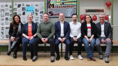 Entspannt nach dem Speeddating: Die Organisatorinnen Anna Szymanski und Lena Zobel (von links) sowie Manuela Keith (Zweite von rechts) mit Schulleiter Markus Heindl (ganz rechts) und den drei Kandidaten Oberbürgermeister Dr. Markus Naser (Mitte), Florian Vogel (Dritter von links) und Christoph Rösch (Dritter von rechts). (Foto: Clarissa Kleinschrot)