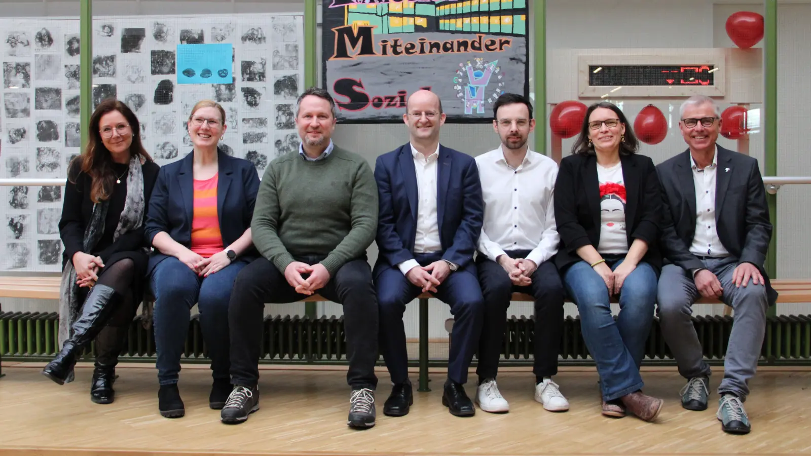 Entspannt nach dem Speeddating: Die Organisatorinnen Anna Szymanski und Lena Zobel (von links) sowie Manuela Keith (Zweite von rechts) mit Schulleiter Markus Heindl (ganz rechts) und den drei Kandidaten Oberbürgermeister Dr. Markus Naser (Mitte), Florian Vogel (Dritter von links) und Christoph Rösch (Dritter von rechts). (Foto: Clarissa Kleinschrot)