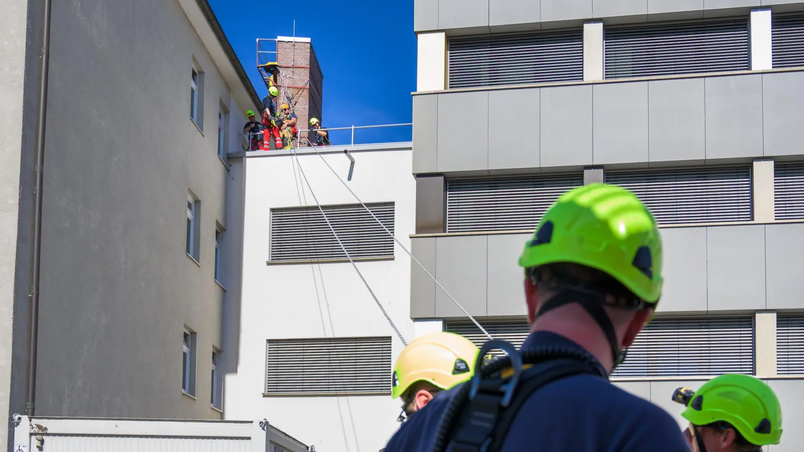 Die Einsatzkräfte bei den Vorbereitungen des Abseilens einer verletzten Person.  (Foto: René Chlopotowski)