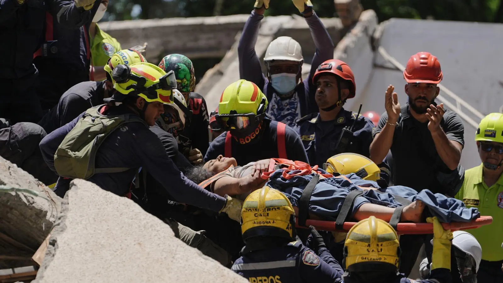 In Cali wurde eine Frau unter Applaus aus den Trümmern gezogen. (Foto: Ivan Valencia/AP/dpa)