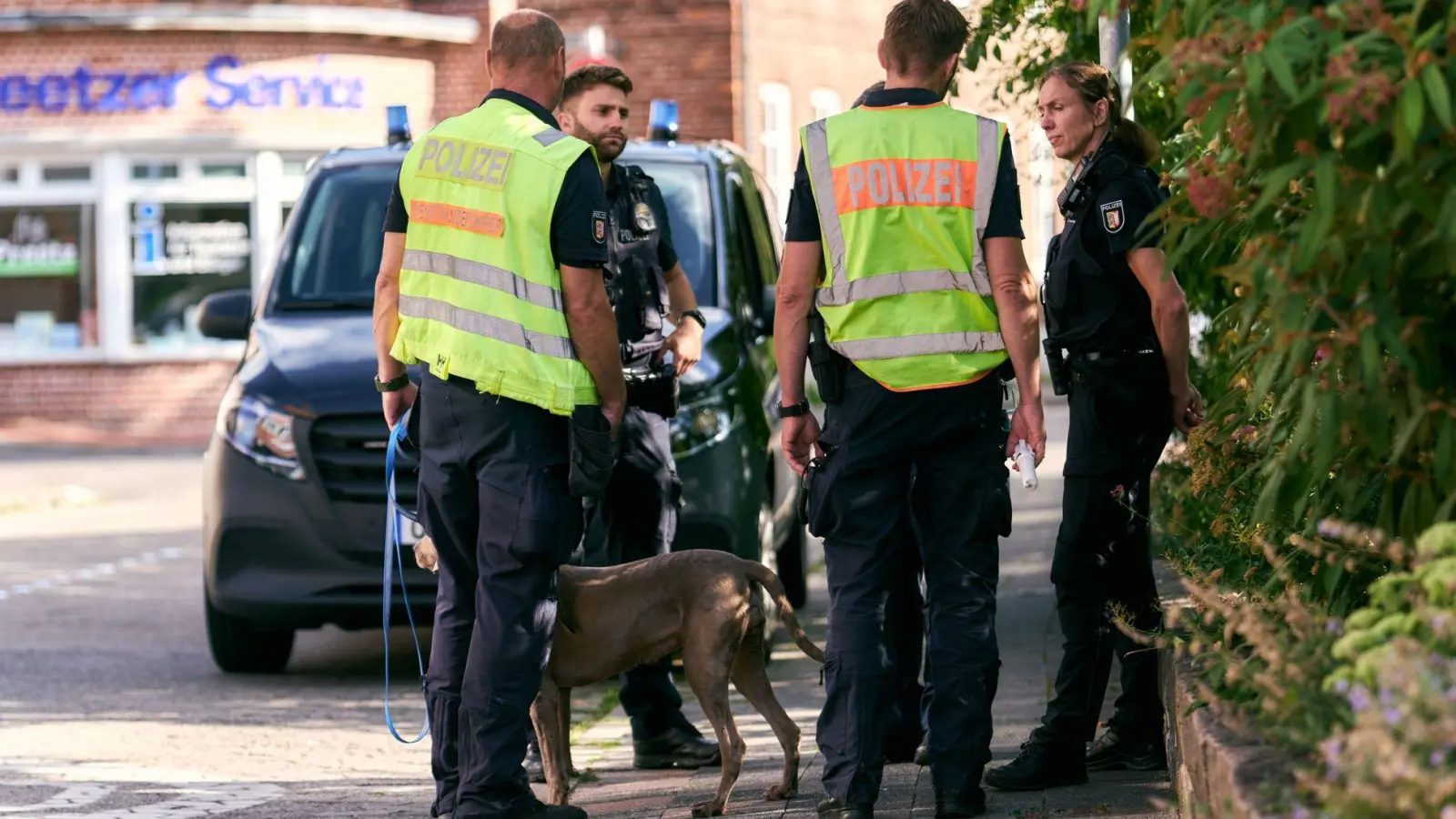 Zahlreiche Einsatzkräfte und auch Hunde waren an der Suche beteiligt. (Foto: Marcus Golejewski/dpa)
