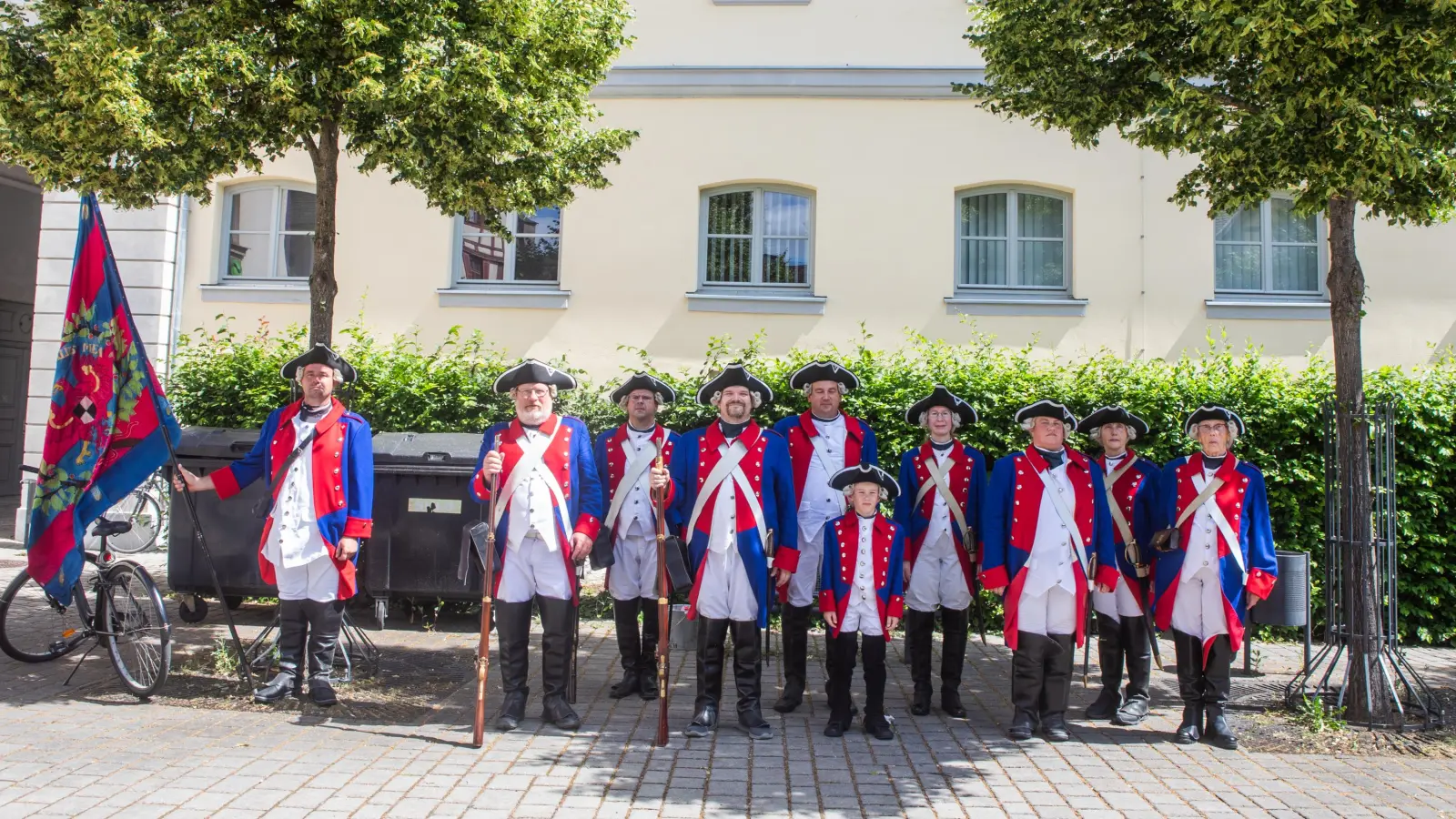 Die Garde des Heimatvereins während des Markttreibens zum Jubiläum der Rokoko-Festspiele. (Foto: Evi Lemberger)